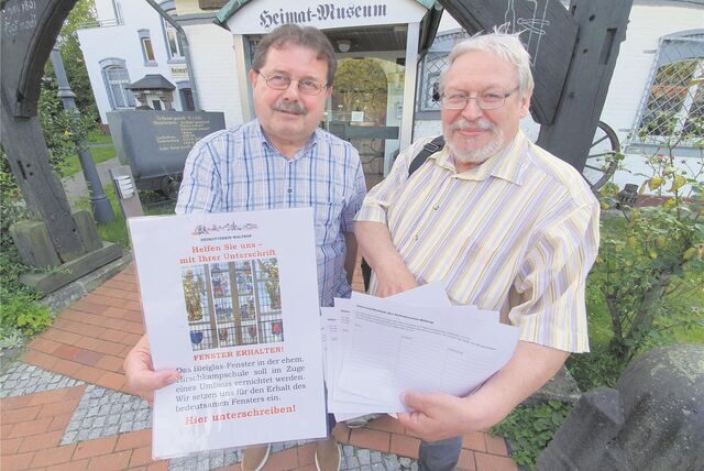 Mitglieder des Heimatvereins, wie hier Manfred Panse (links) und Wolfgang Dohte, machen Werbung für das Bleiglasfenster im Hirschkamp.