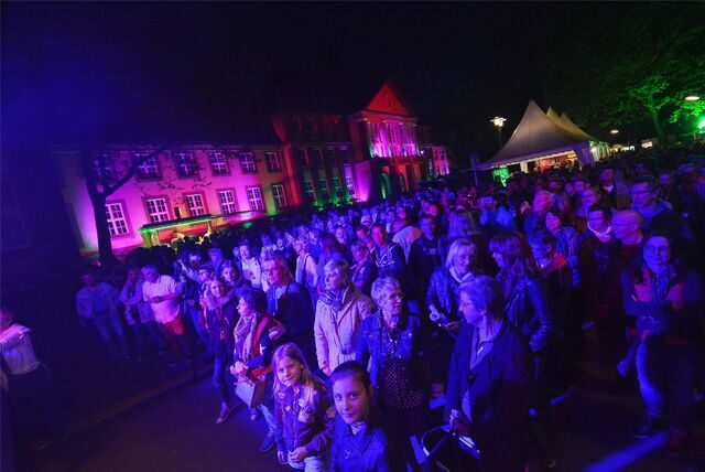 Das bunt illuminierte Rathaus der Stadt Datteln