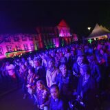 Das bunt illuminierte Rathaus der Stadt Datteln