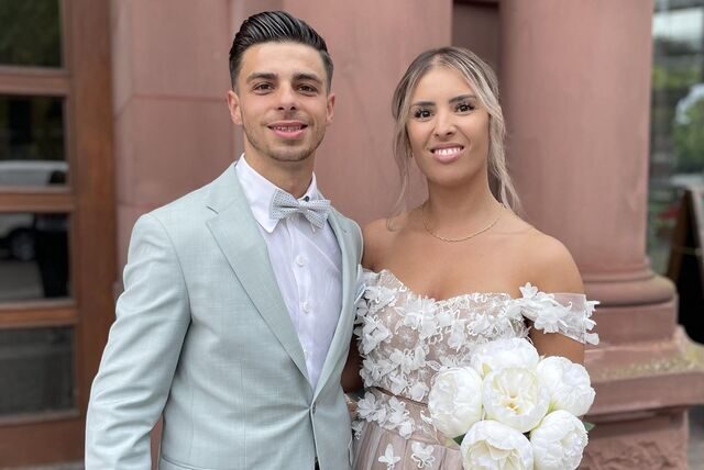Luca und Aleksandra Palmerie stehen nach ihrer Trauung vor dem Alten Stadthaus in Dortmund.