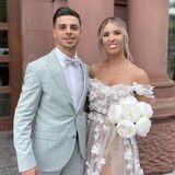 Luca und Aleksandra Palmerie stehen nach ihrer Trauung vor dem Alten Stadthaus in Dortmund.