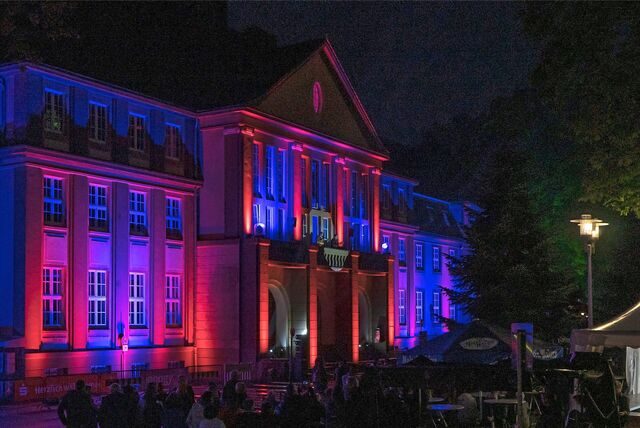 Das bunt illuminierte Rathaus der Stadt Datteln