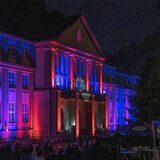 Das bunt illuminierte Rathaus der Stadt Datteln