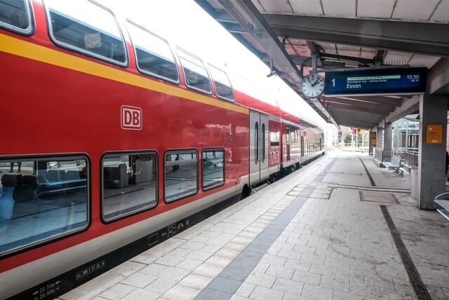 Ein roter, doppelstöckiger Zug von DB Regio hält am Gleis 1 am Recklinghäuser Hauptbahnhof.