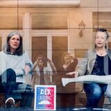 Die DADADAmen Heike Kortenkamp und Verena Kuhlmann sitzen im Schaufenster der Markenbude im ehemaligen Leerstand in Recklinghausen.
