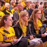 Drei weibliche BVB-Fans sitzen im Sonder-Gottesdienst zum Saisonstart in der Dreifaltigkeitskirche.