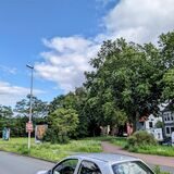 Auf der Grünfläche soll eine Flüchtlingsunterkunft entstehen.