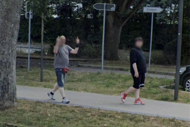 Dieser Mann in Haltern hat eine besondere Pose gewählt, als das Google-Auto an ihm vorbeigefahren ist.