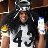 Was Frisur-Vorbilder im Sport angeht, könnte es schlimmer kommen: Der American-Football-Spieler Troy Polamalu posiert hier für eine Shampoo-Werbung. Er soll sich seine Locken sogar versichert haben.