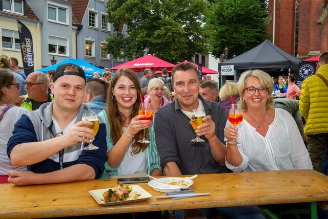Menschen auf dem Feierabendmarkt in Haltern am See prosten in die Kamera