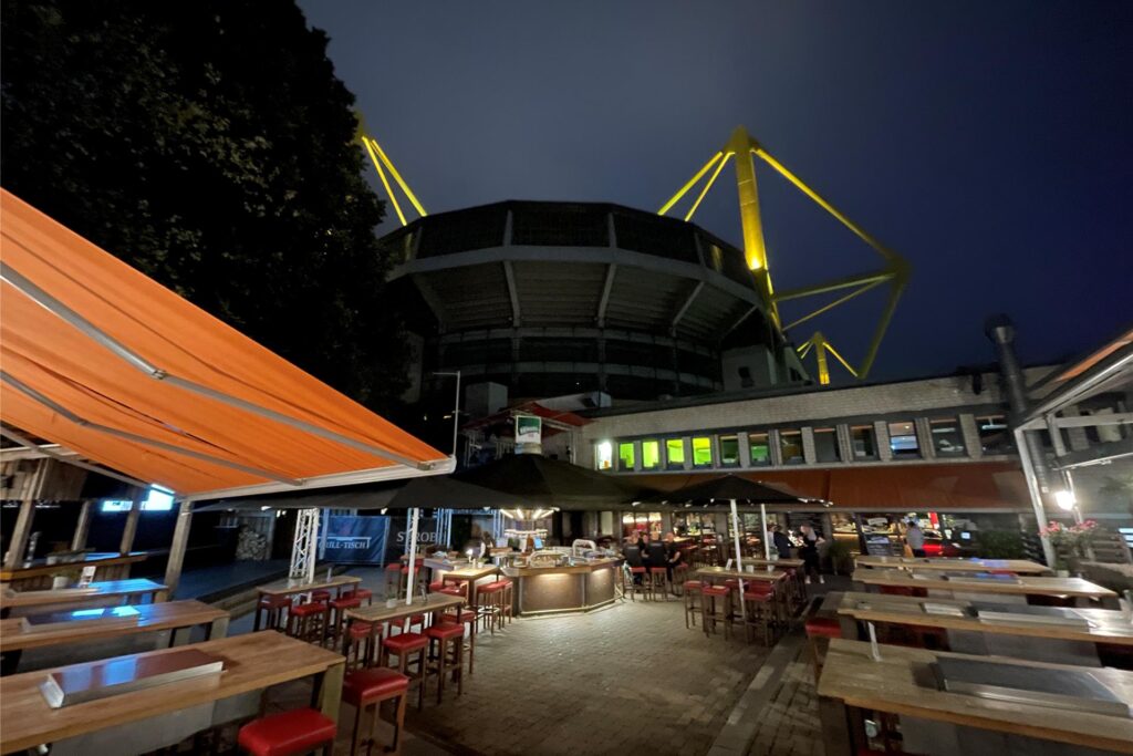 Der Biergarten Strobels mit Blick auf das Stadion des BVB.