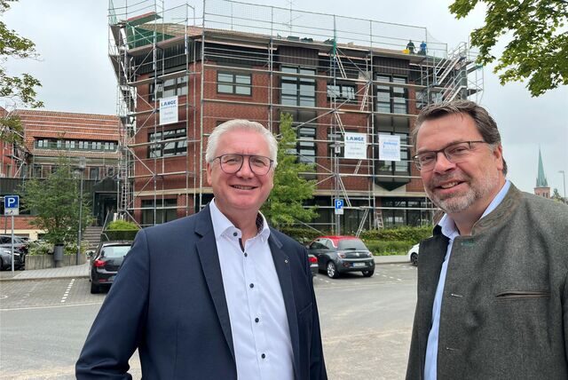 Ingo Hinzmann und Marcus Nowak erklären, warum derzeit die Volksbank am Südwall eingerüstet ist.