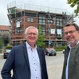 Ingo Hinzmann und Marcus Nowak erklären, warum derzeit die Volksbank am Südwall eingerüstet ist.