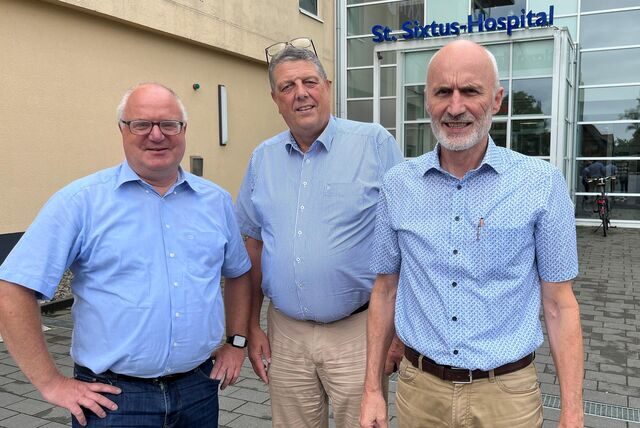 KKRN-Geschäftsleiter vor dem Sixtus-Hospital