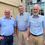 KKRN-Geschäftsleiter vor dem Sixtus-Hospital