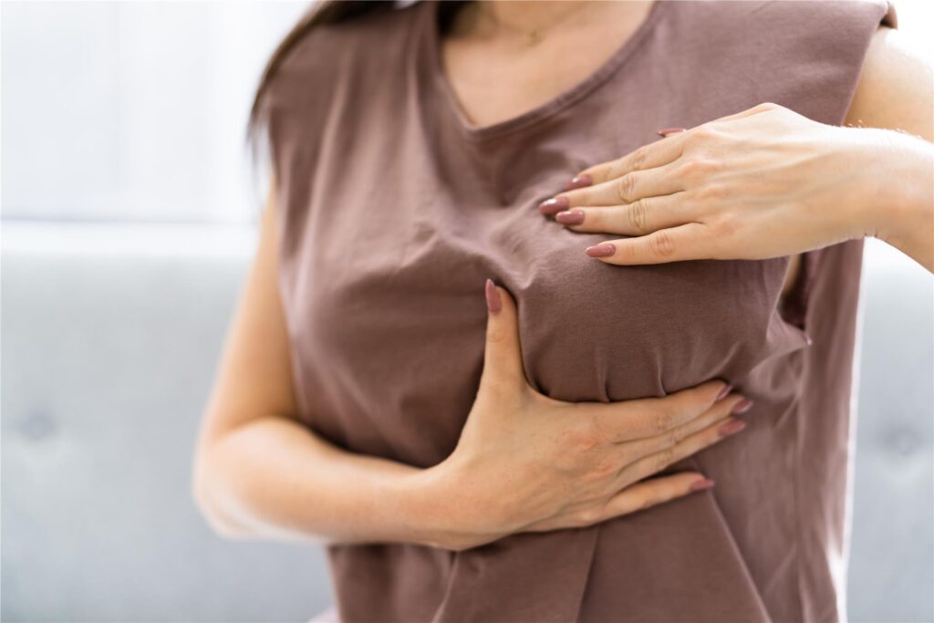 Das Abtasten kann erste Aufschlüsse über einen möglichen Brustkrebs-Tumor geben. Das Abtasten kann erste Aufschlüsse über einen möglichen Brustkrebs-Tumor geben.