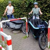 Zwei Frauen mit Lastenrädern wollen ein Hindernis passieren.