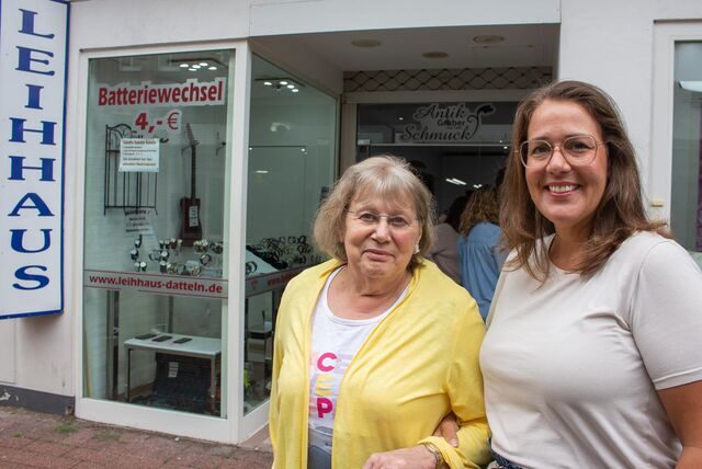 Zwei Frauen stehen vor dem Leihhaus auf der Hohen Straße.