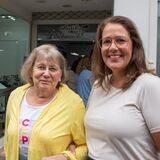 Zwei Frauen stehen vor dem Leihhaus auf der Hohen Straße.