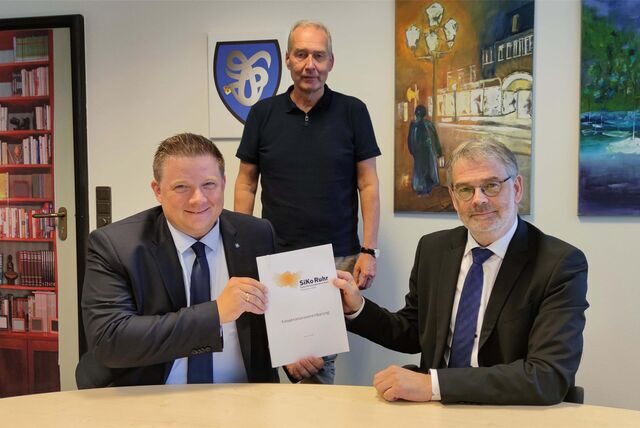 Halterns Bürgermeister Andreas Stegemann (l.), Helmut Lampe (Leiter Ordnungsamt) und Joachim Eschemann (Leiter der SiKo Ruhr) bei der Beitrittserklärung in diesem Jahr.