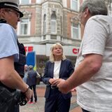 Recklinghausens Polizeipräsidentin Friederike Zurhausen und eine Polizistin im Gespräch mit einem Bürger.