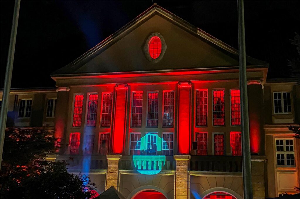 Das bunt illuminierte Rathaus der Stadt Datteln. Das bunt illuminierte Rathaus der Stadt Datteln.