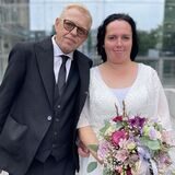 Dirk und Stephanie Grund haben in Dortmund geheiratet. Nach ihrer Trauung stehen sie auf dem Friedensplatz.