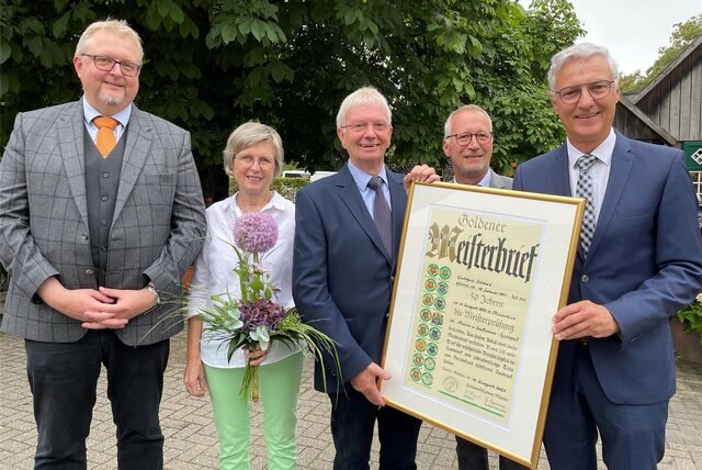 Jan Jülkenbeck (Obermeister der Maler- und Lackiererinnung Mittleres Ruhrgebiet), das Unternehmer-Ehepaar Margret und Ludger Röwer, Peter Schuchart (Geschäftsführer Maler- und Lackierer Innungsverband Westfalen) und Landesinnungsmeister Dietmar Arle (v.l.).