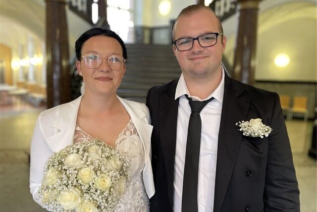 Jolina und Christopher aus Dortmund stehen vor Treppen in der Empfangshalle des Alten Stadthauses.