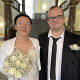 Jolina und Christopher aus Dortmund stehen vor Treppen in der Empfangshalle des Alten Stadthauses.