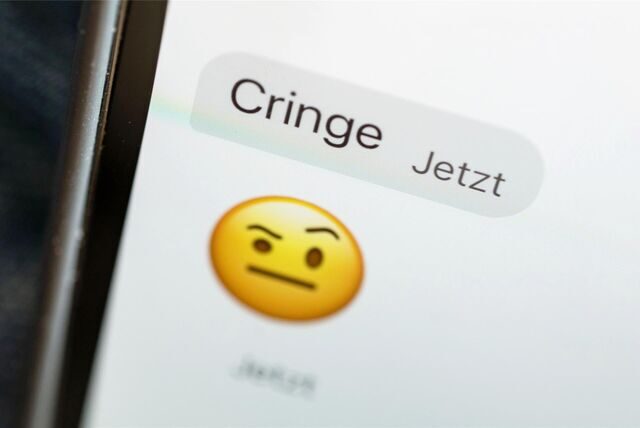 Ein Chat, in dem das Wort „cringe“ zu lesen und ein skeptischer Emoji abgebildet ist