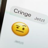 Ein Chat, in dem das Wort „cringe“ zu lesen und ein skeptischer Emoji abgebildet ist