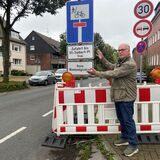 Heinz Bruckschen aus Recklinghausen steht vor einer Baustellenabsperrung