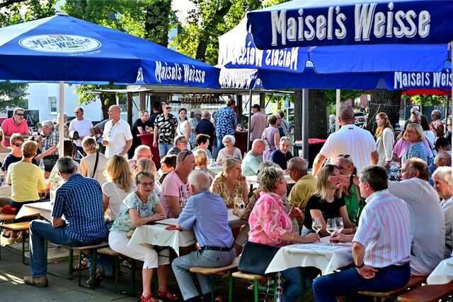 Gut besucht: Am Freitagabend trafen sich zahlreiche Gäste beim Auftakt zum Weinfest in Alt-Marl.