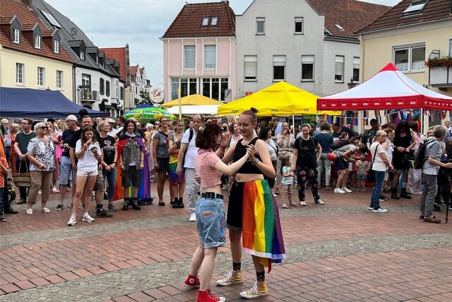 Schon um kurz nach 11 Uhr war der Marktplatz in Haltern gut gefüllt. Es hat der 1. CSD in der Seestadt stattgefunden.