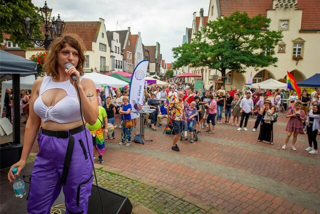 Zahlreiche Menschen haben sich am Samstag (19.8.) auf dem Halterner Marktplatz beim ersten Christopher-Street-Day versammelt.