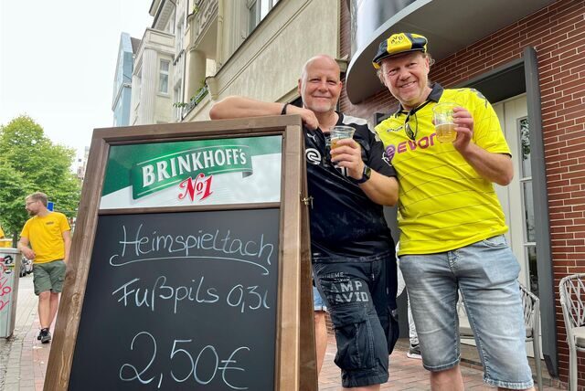 Reinhard Schuler (l.) und Matthias Degenkolb haben sich über die Werbung für „Fußpils“ amüsiert und sind gleich an der neuen Großkreutz-Kneipe „Westfalenschenke“ stehengeblieben.