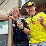 Reinhard Schuler (l.) und Matthias Degenkolb haben sich über die Werbung für „Fußpils“ amüsiert und sind gleich an der neuen Großkreutz-Kneipe „Westfalenschenke“ stehengeblieben.