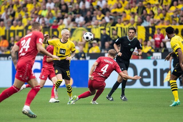 Marco Reus im Zweikampf.