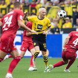 Marco Reus im Zweikampf.