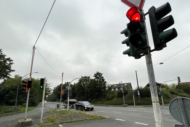 Die Baustellen-Ampelanlage an der Kreuzung von Dortmunder Straße, Wakefieldstraße und Vincennesstraße in Frohlinde