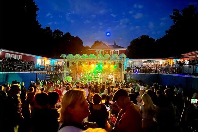 Im ehemaligen Schwimmbecken kam richtige Urlaubsstimmung auf: Marquess heizte rund 700 Gästen im Parkbad Süd ein.