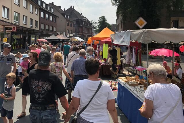 Passanten bummeln über das Familienfest in Ickern.