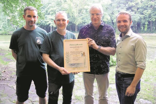 Eine Urkunde zum 100-Jährigen: Stefan Voßschmidt und Andreas Hagn (beide l.) vom Angelsportverein nehmen die Gratulationen von Dr. Michael Möhlenkamp und Marcel Mittelbach (r.) entgegen.