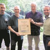 Eine Urkunde zum 100-Jährigen: Stefan Voßschmidt und Andreas Hagn (beide l.) vom Angelsportverein nehmen die Gratulationen von Dr. Michael Möhlenkamp und Marcel Mittelbach (r.) entgegen.