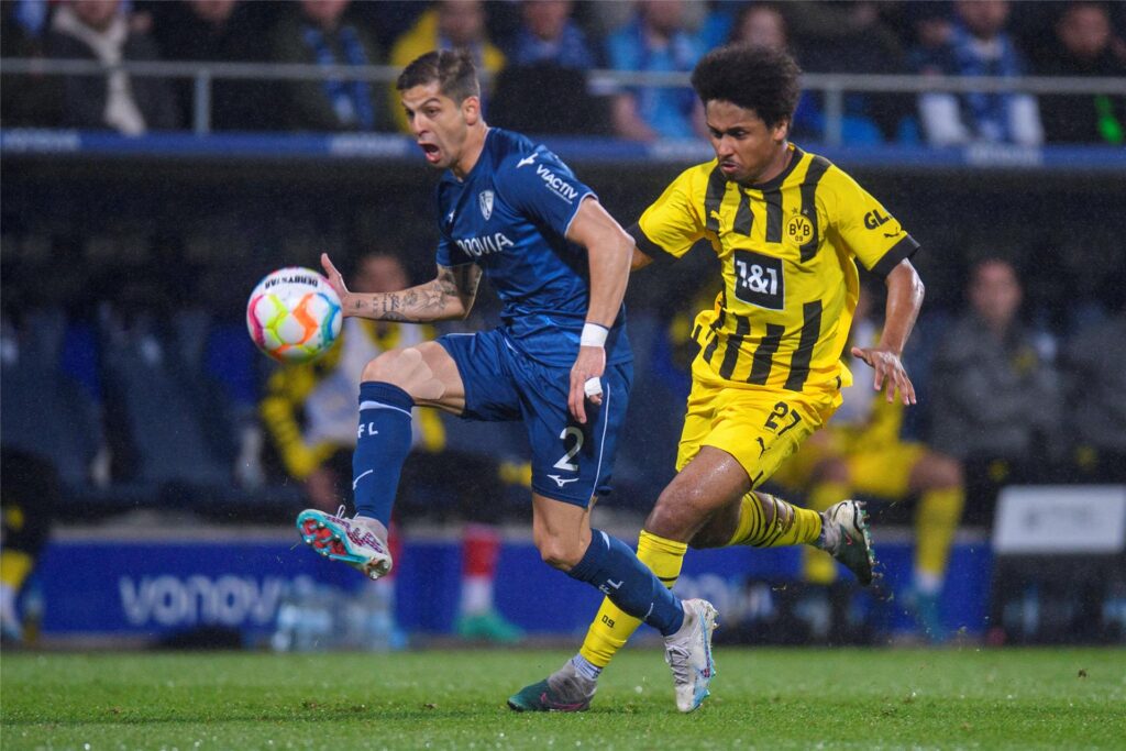 Karim Adeyemi im Zweikampf mit Cristian Gamboa. Karim Adeyemi im Zweikampf mit Cristian Gamboa.