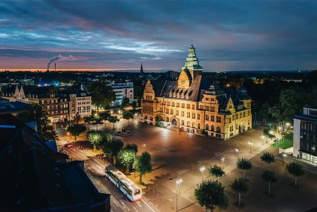 Ein prächtiges Bild: das Recklinghäuser Rathaus in der Abendstimmung.