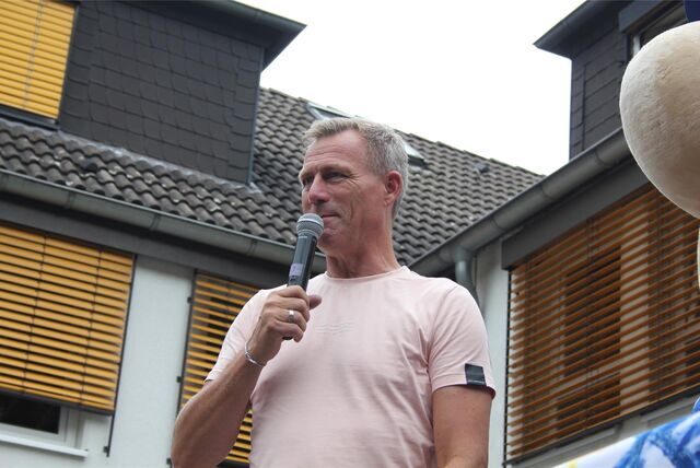 Ex-Schalke-Profi Ingo Anderbrügge steht mit einem Mikrofon in der Hand vor dem „Haus Regenbogen“ in Recklinghausen.