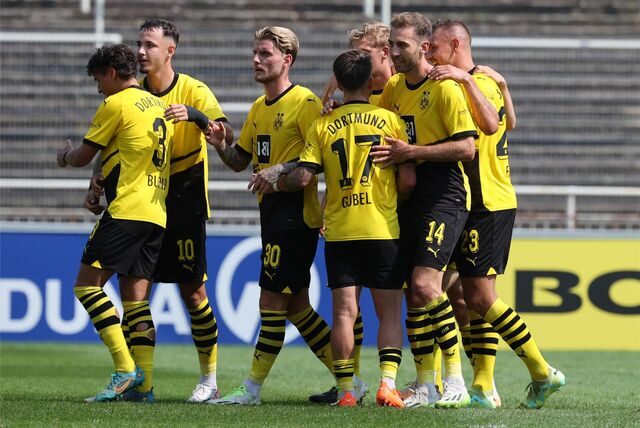 Die Spieler der BVB-U23 bejubeln ihr Tor.