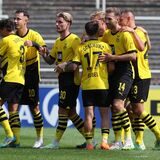 Die Spieler der BVB-U23 bejubeln ihr Tor.